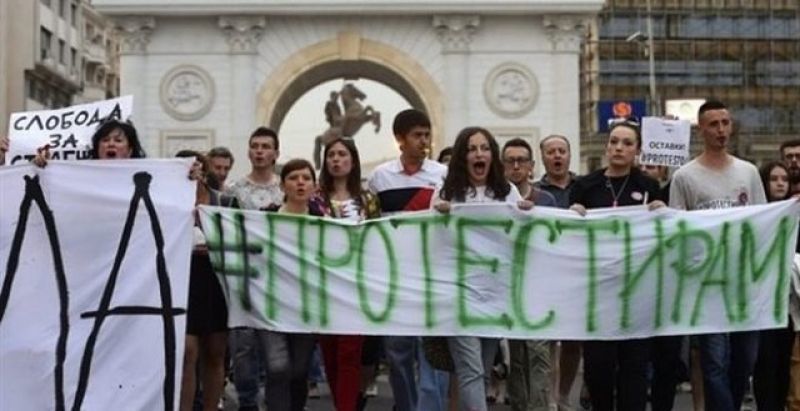 Την παραίτηση Γκρουέφσκι απαιτούν 10.000 διαδηλωτές στα Σκόπια