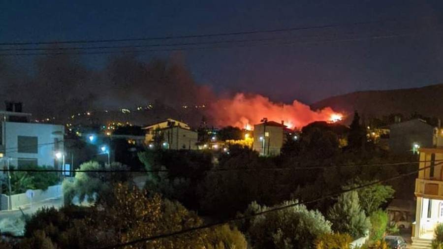 Φωτιά στη Νέα Μάκρη: Εκδηλώθηκαν ταυτόχρονα 4 πύρινα μέτωπα-Απειλούνται σπίτια