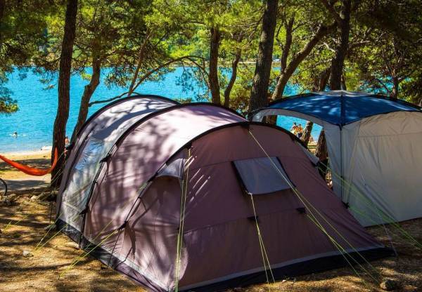 «Εκτοξεύτηκαν» αφίξεις και διανυκτερεύσεις σε ξενοδοχεία και κάμπινγκ στο 9μηνο