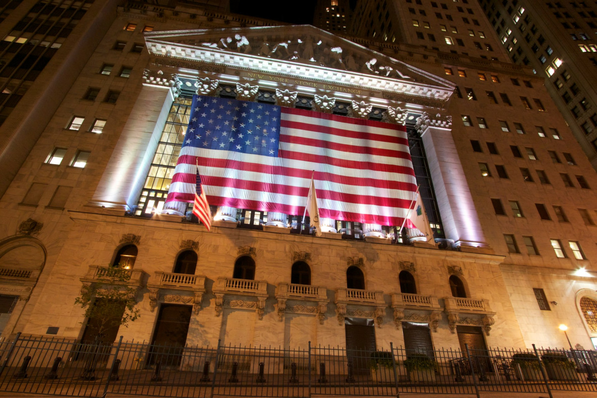 Αρνητικό γύρισμα στη Wall Street με το βλέμμα στη Μέση Ανατολή