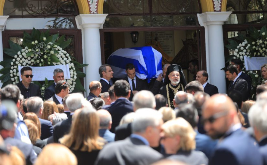 Πλήθος κόσμου στην κηδεία του Πέτρου Μολυβιάτη (videos)