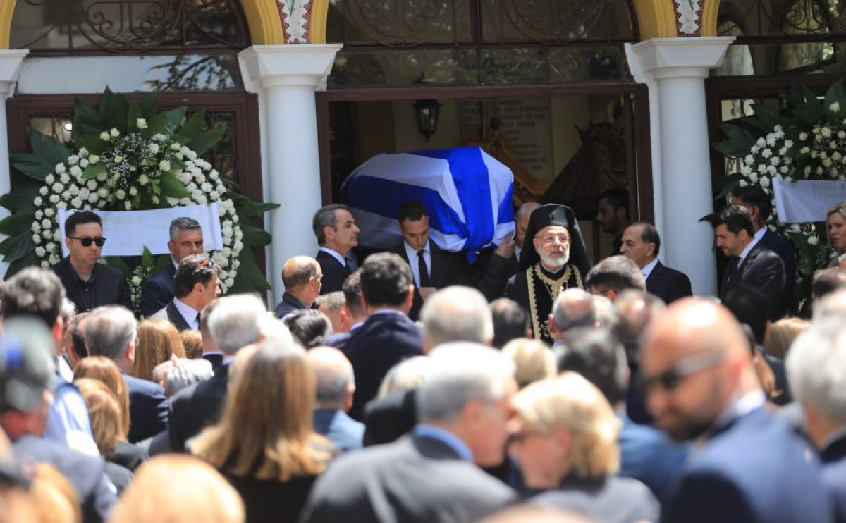 Πλήθος κόσμου στην κηδεία του Πέτρου Μολυβιάτη (videos)