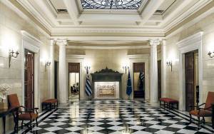 Μαξίμου: Έστειλε 100 βιβλία λογοτεχνίας στην Τήνο