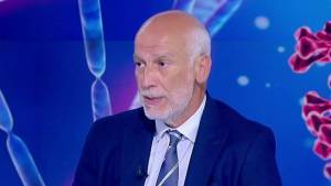 Τσακρής: Νωρίτερα η αναμνηστική δόση- Αναμένονται κι άλλα επιδημικά κύματα