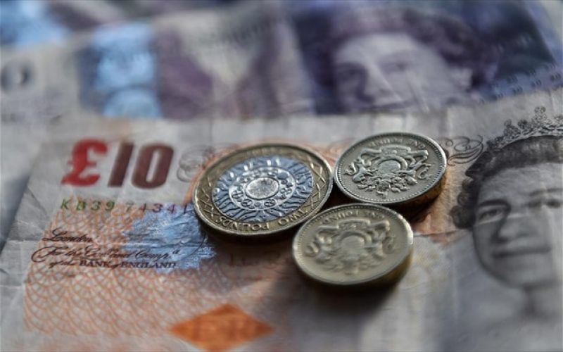 «Διολισθαίνει» η στερλίνα ενόψει δημοψηφίσματος