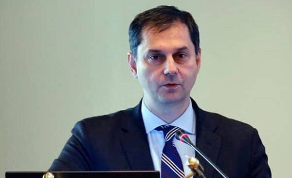 Θεοχάρης: Σε συζητήσεις με την Βρετανία για τα πιστοποιητικά εμβολιασμού