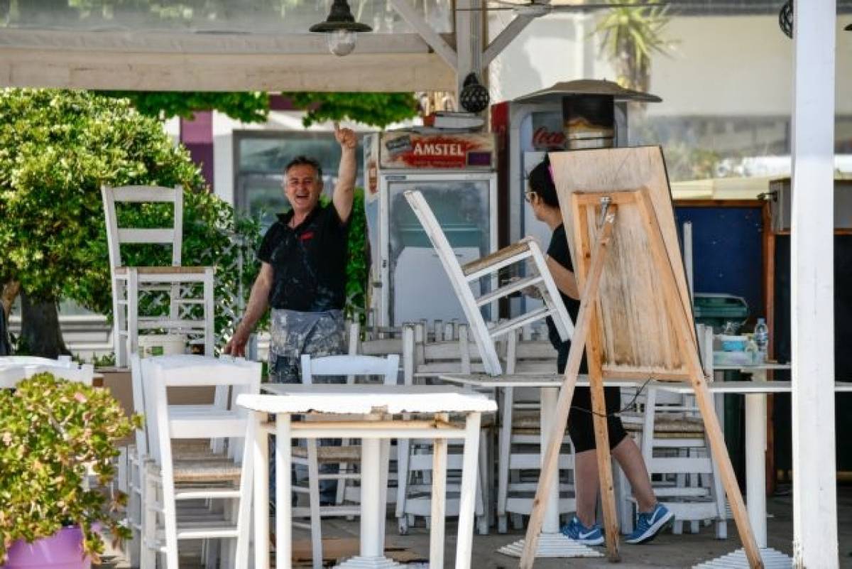 Έξι διευκρινίσεις για τη λειτουργία καταστημάτων εστίασης-Τι σημαίνει ημιυπαίθριος