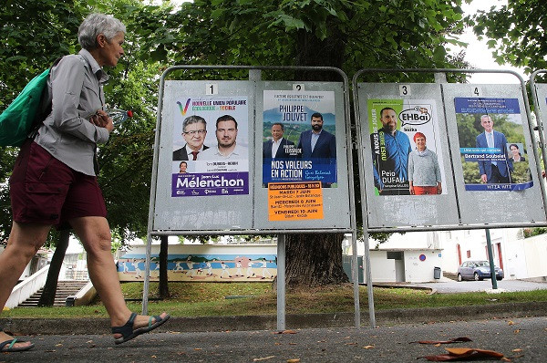 Βουλευτικές εκλογές στη Γαλλία: Αμφίρροπη μάχη στον α’ γύρο