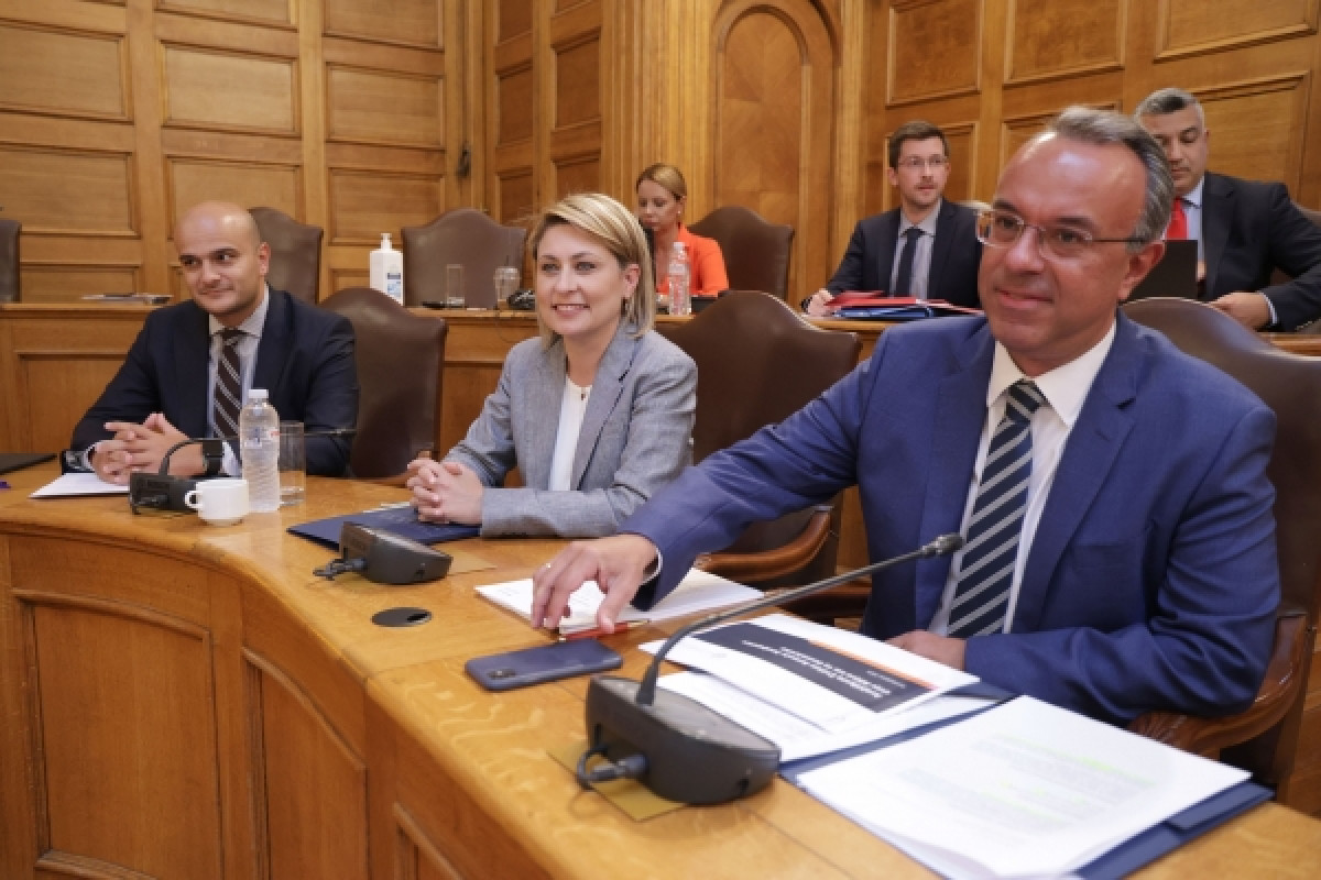 Σταϊκούρας: 1.300 νέα λεωφορεία σε Αθήνα και Θεσσαλονίκη την τετραετία