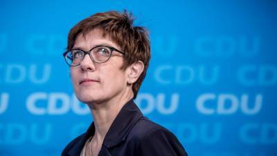 CDU: Η Άνεγκρετ Κραμπ-Καρενμπάουερ νικήτρια στον α&#039; γύρο