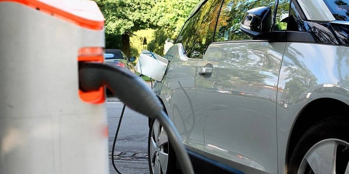 Handelsblatt: «Κίνδυνος» για 400.000 θέσεις εργασίας από τα ηλεκτρικά οχήματα