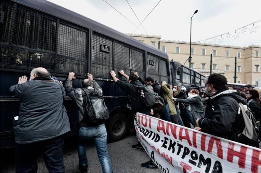 Χημικά στη συγκέντρωση εκπαιδευτικών στο Σύνταγμα- Τραυματίστηκε καθηγήτρια (video)
