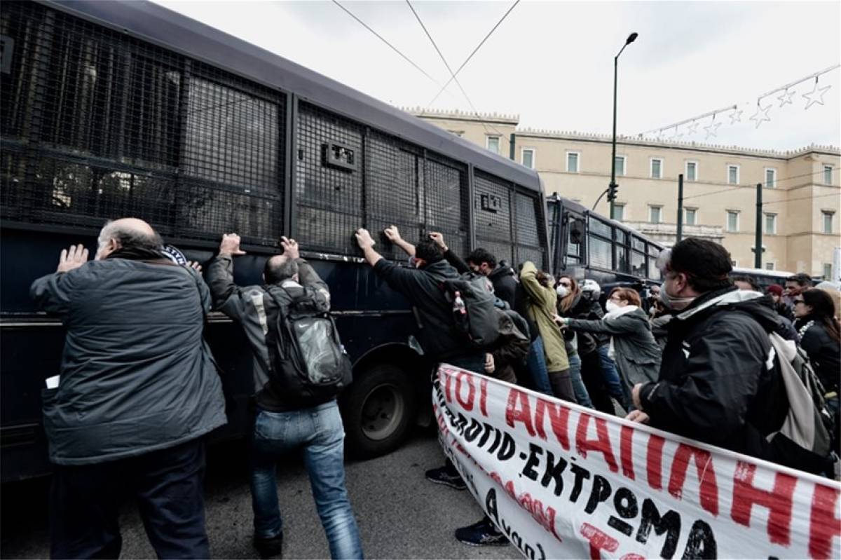 Χημικά στη συγκέντρωση εκπαιδευτικών στο Σύνταγμα- Τραυματίστηκε καθηγήτρια (video)