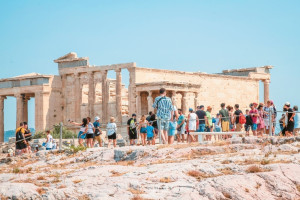 Ζαχαράκη: Από τον Μάρτιο έχουν καταγραφεί €12,7 δισ. τουριστικά έσοδα