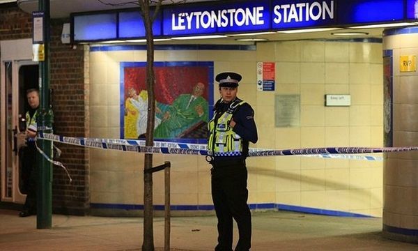 Λονδίνο: Ανδρας έκοψε τον λαιμό επιβάτη και μαχαίρωσε δύο ακόμη