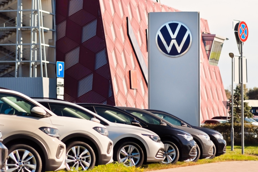 Volkswagen: Οι μεγαλομέτοχοι απαιτούν σαρωτικές αλλαγές – Στο τραπέζι έως και 100.000 απολύσεις