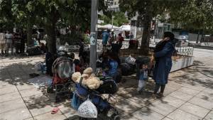 O Μηταράκης... ψάχνει αυτόν που έστειλε πρόσφυγες στην πλατεία Βικτωρίας