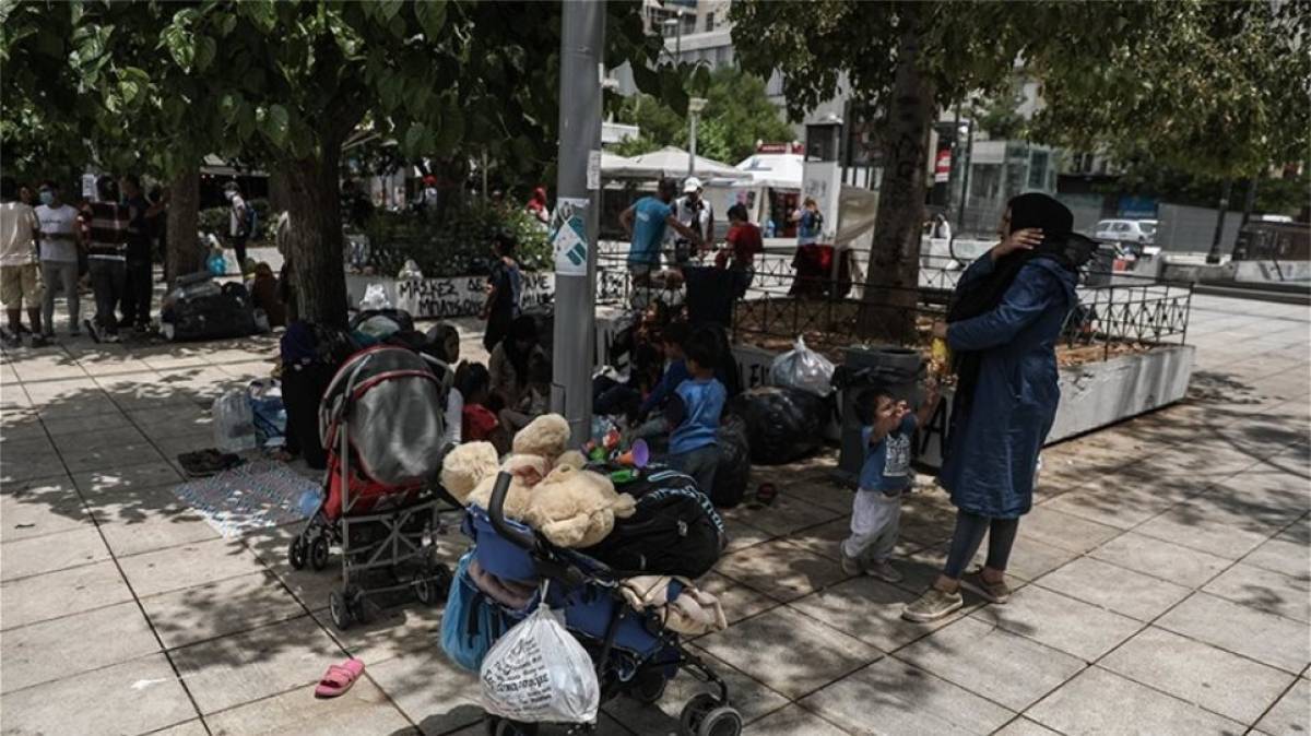O Μηταράκης... ψάχνει αυτόν που έστειλε πρόσφυγες στην πλατεία Βικτωρίας
