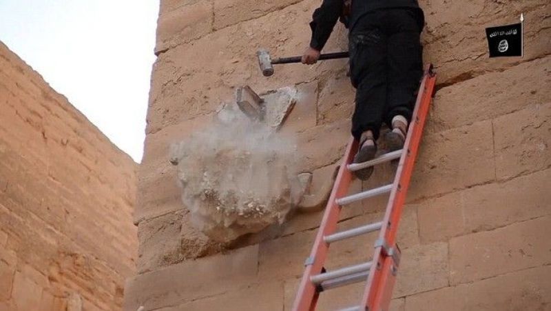 Τζιχαντιστές γαζώνουν με Καλάσνικοφ μνημεία στη Χάτρα (vid)