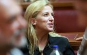 Δεύτε λάβετε φως- Η Ρ. Δούρου επανασυνδέει το ρεύμα σε όσους δεν είχαν να πληρώσουν