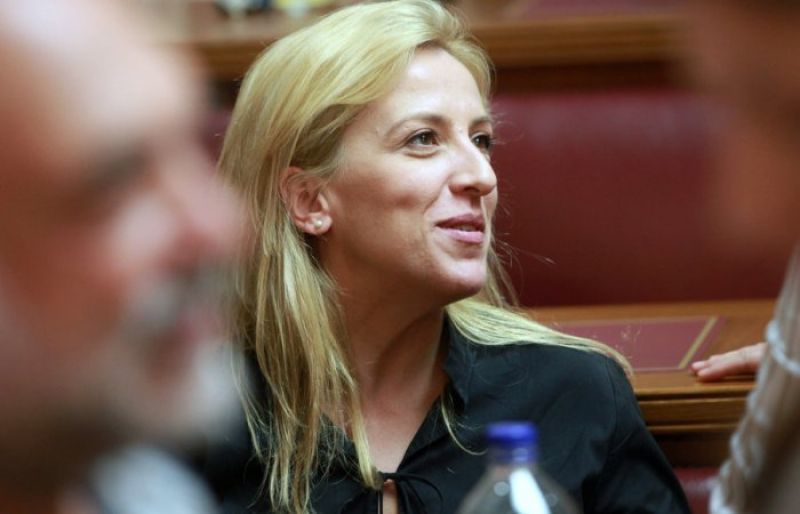 Δεύτε λάβετε φως- Η Ρ. Δούρου επανασυνδέει το ρεύμα σε όσους δεν είχαν να πληρώσουν