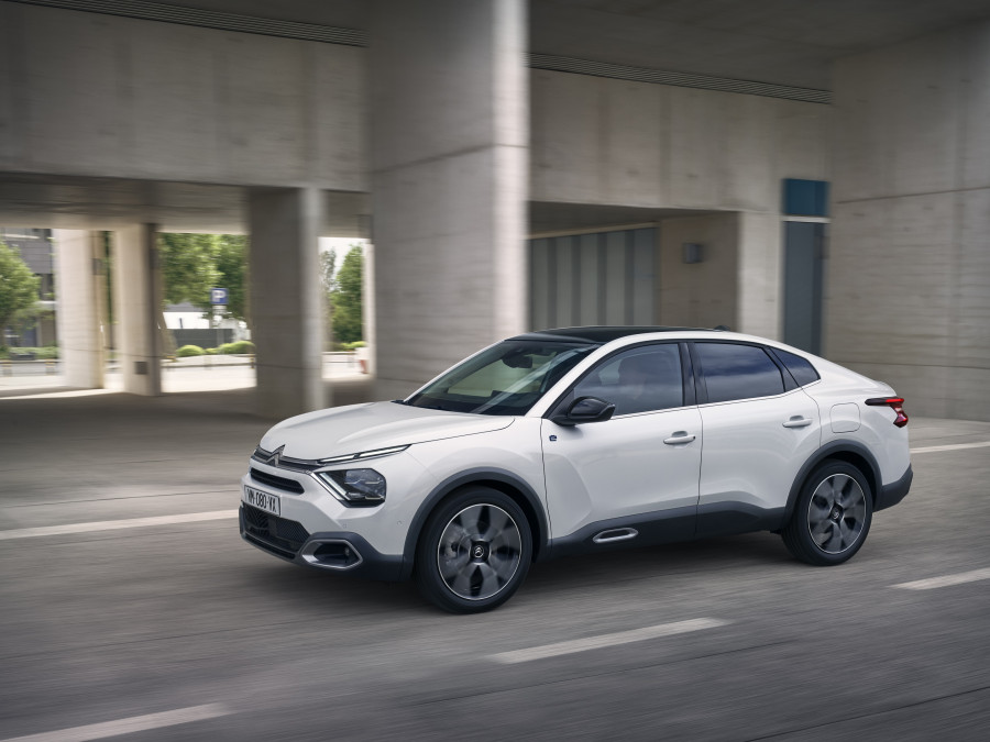 Τα νέα Citroen ë-C4 X και C4 X ξεκινούν την εμπορική καριέρα τους στις αρχές του 2023.