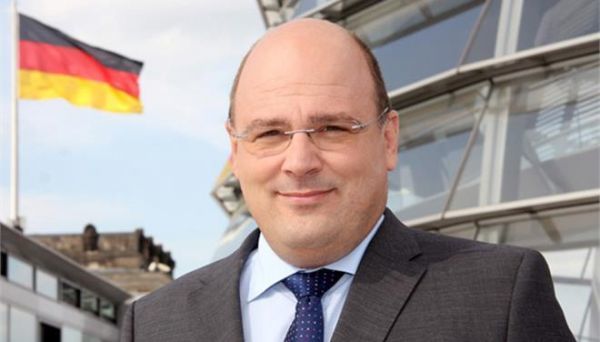 Νέες εκλογές ή δημοψήφισμα απλά θα καθυστερήσουν τις μεταρρυθμίσεις, απαντά η Γερμανία