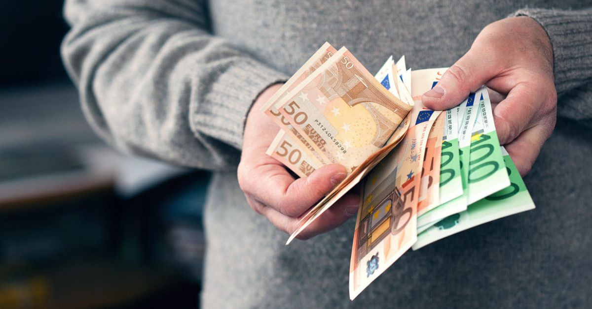 Κατώτατος μισθός: Ποια επιδόματα «συμπαρασύρει» η αύξησή του