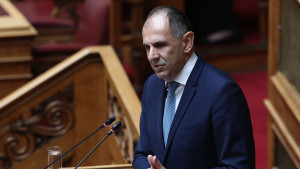 Γεραπετρίτης: Υπερασπίζεται την απόφαση να κατέβει η «ροζ σημαία»