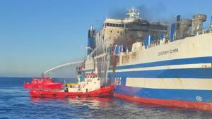 Ρυμουλκείται σε ασφαλές μέρος το Euroferry Olympia- Φόβοι για αναζωπύρωση