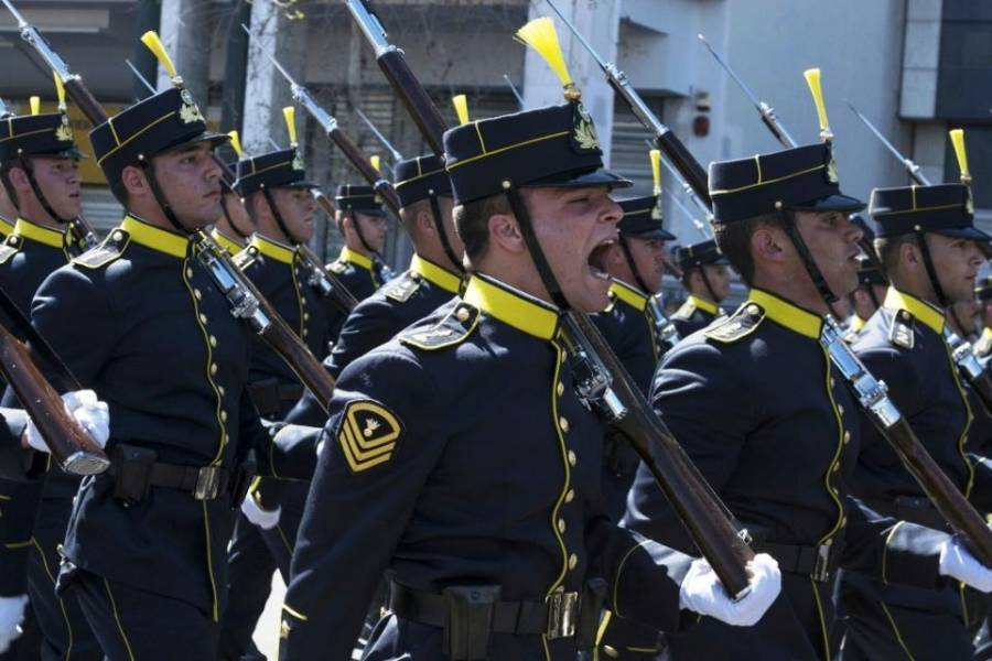 Η στιγμή που οι Ευέλπιδες και τα «βατράχια» τραγούδησαν το «Μακεδονία Ξακουστή»