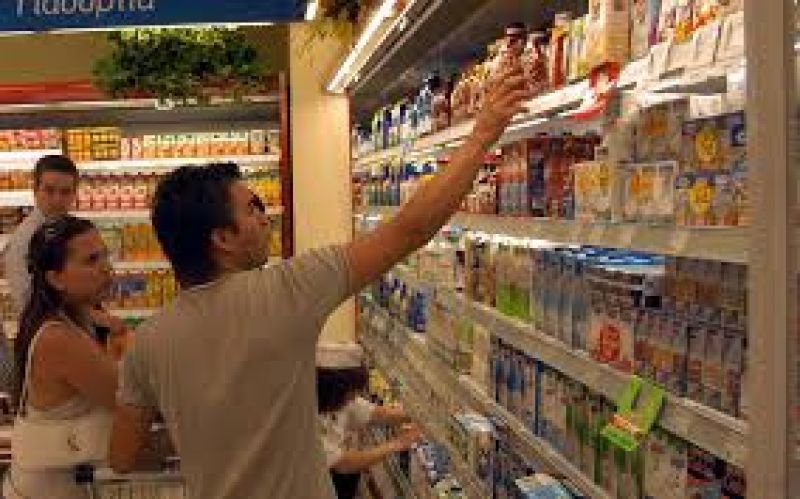 Μεγάλες εκπτώσεις στο γάλα που βρίσκεται λίγο πριν την λήξη του, ζήτησε το ΥΠΑΝ