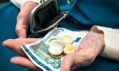 Μπαλάκι ευθυνών για τις περικοπές στις συντάξεις και το ΕΚΑΣ