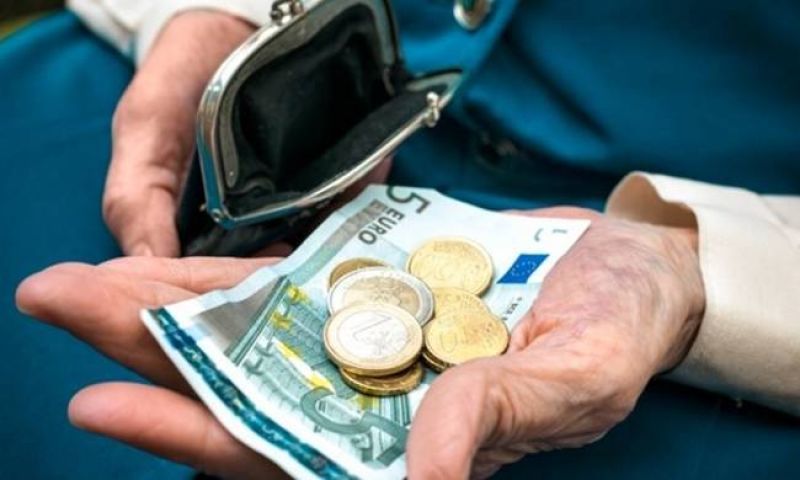 Μπαλάκι ευθυνών για τις περικοπές στις συντάξεις και το ΕΚΑΣ