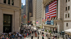 Wall Street: Έκλεισε με μεικτά πρόσημα-Ενδοσυνεδριακό ρεκόρ για S&P 500