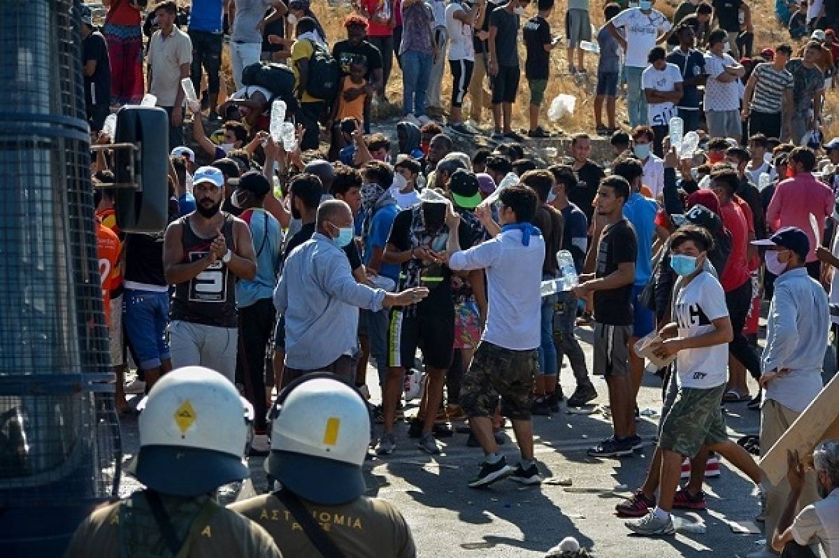 Μόρια: Σκηνικό πολέμου με πετροπόλεμο και χημικά μεταξύ μεταναστών-αστυνομίας