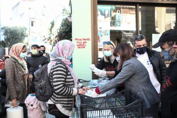 Η Κατερίνα Σακελλαροπούλου σε διανομή συσσιτίου κοινωνικής κουζίνας