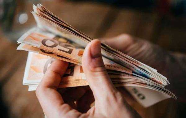 Πληρωμές επιδομάτων και «κοινωνικών μερισμάτων» στην τελική ευθεία του έτους