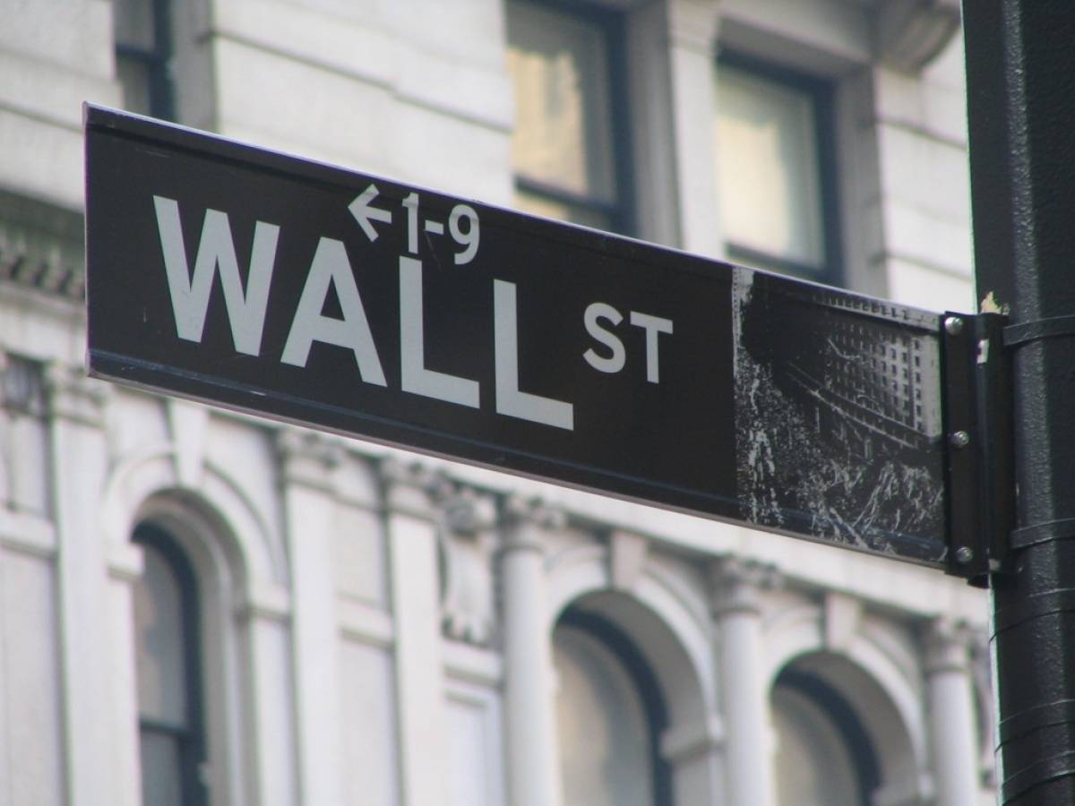 Η προειδοποίηση της Apple «ρίχνει» τη Wall Street