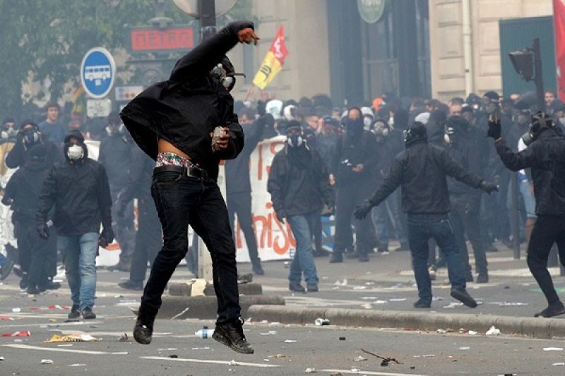 Πεδίο μάχης το Παρίσι - Κουκουλοφόροι «ρήμαξαν» την πόλη του Φωτός
