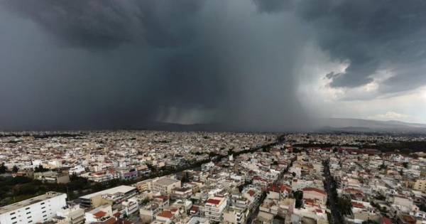 Σε εξέλιξη η κακοκαιρία «Μπάλλος»: Καταιγίδες και στην Αττική