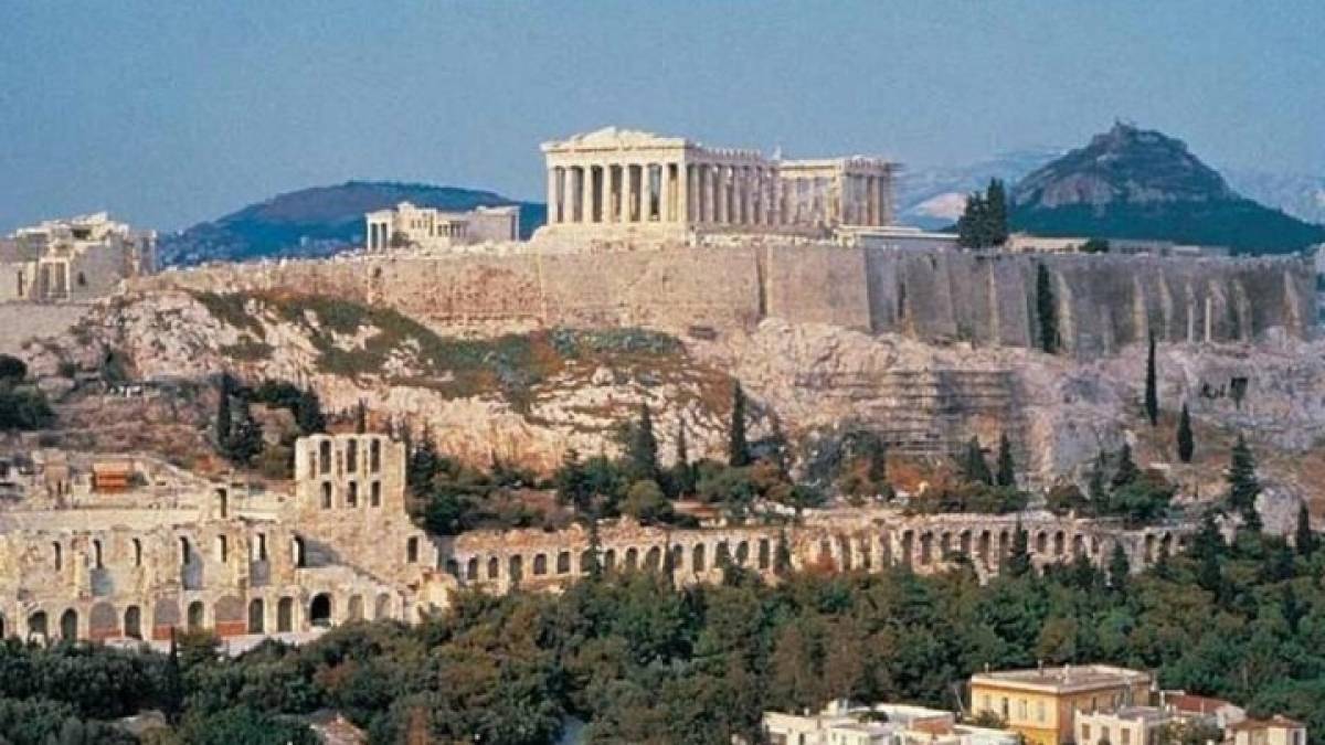 Ασθενοφόρο του ΕΚΑΒ στην Ακρόπολη με απόφαση Κικίλια