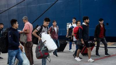 Στο λιμάνι του Πειραιά 370 μετανάστες και πρόσφυγες
