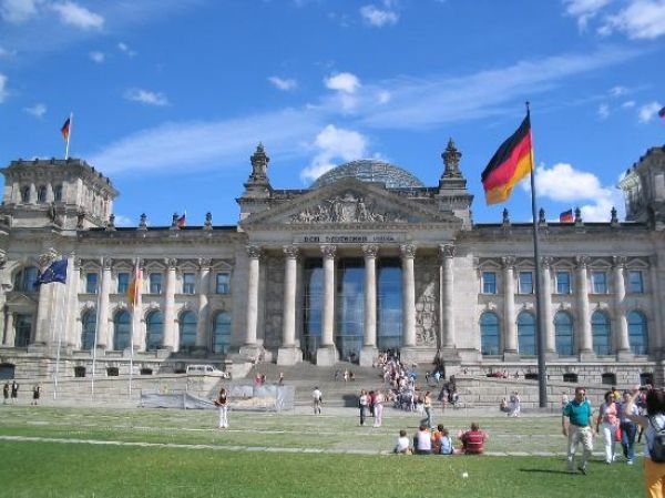 Spiegel: Το Βερολίνο θα στηρίξει τις χώρες σε κρίση