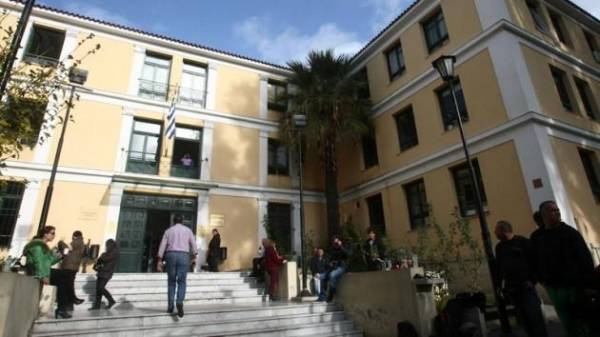 Ένταση έξω από τα δικαστήρια της Ευελπίδων