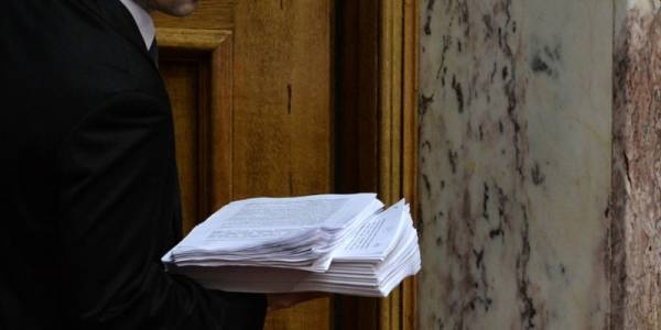 Τροπολογίες: Οφειλές, επιδοτήσεις για θερμαντικά σώματα στην εστίαση, καύσιμα, e-τσιγάρο