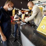 Γαλλία:Επέκταση υγειονομικού πιστοποιητικού σε μισθωτούς που έχουν επαφή με κοινό