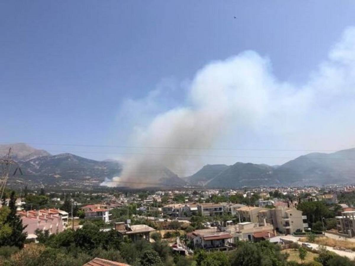 Μεγάλη πυρκαγιά στην Ελεκίστρα - Εκκενώνονται δύο οικισμοί