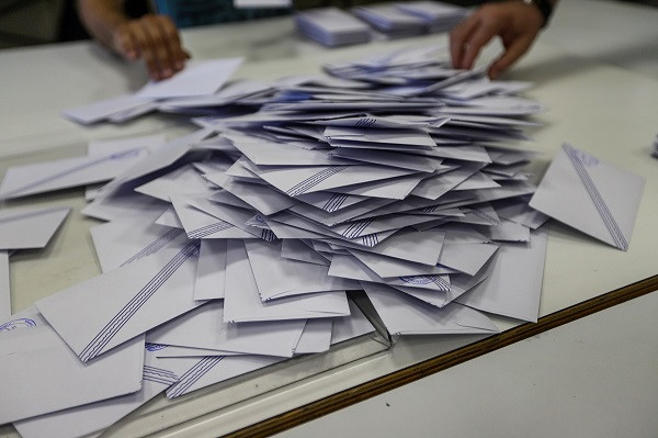 Metron Analysis: Διψήφιο ποσοστό αδιευκρίνιστων ψήφων- «Μοίρασμα» αυτοδυναμίας-συνεργασίας