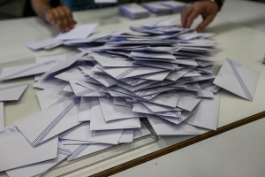 Metron Analysis: Διψήφιο ποσοστό αδιευκρίνιστων ψήφων- «Μοίρασμα» αυτοδυναμίας-συνεργασίας